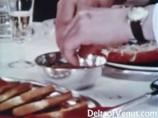 Ročník pohlaví video 1960s - chlupatý marriageable bruneta - stůl pro tři