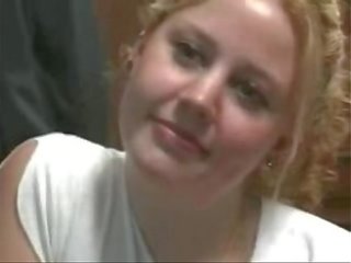 Blonda tineri adolescenta cireașă poppens seduce vechi om în birou